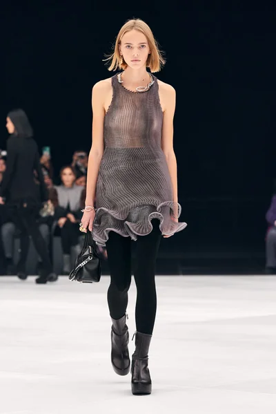 Look 16